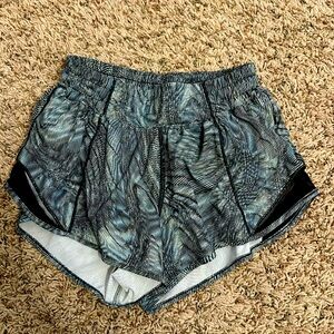 Lululemon low rise lined hotty hots green and black print
Length is 2.5 inches